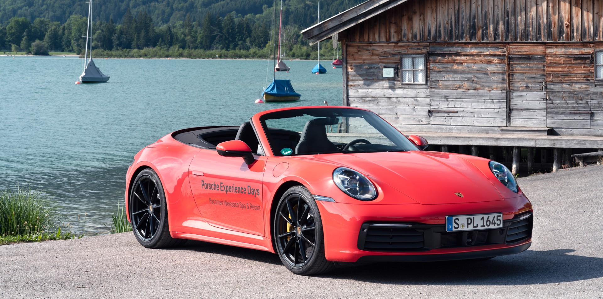 Roter Porsche des Autoleihservices des Bachmair Weissach Spa & Resort