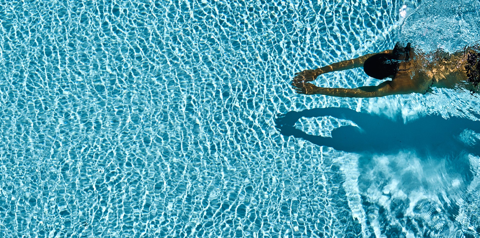 Frau schwimmt in einem Pool